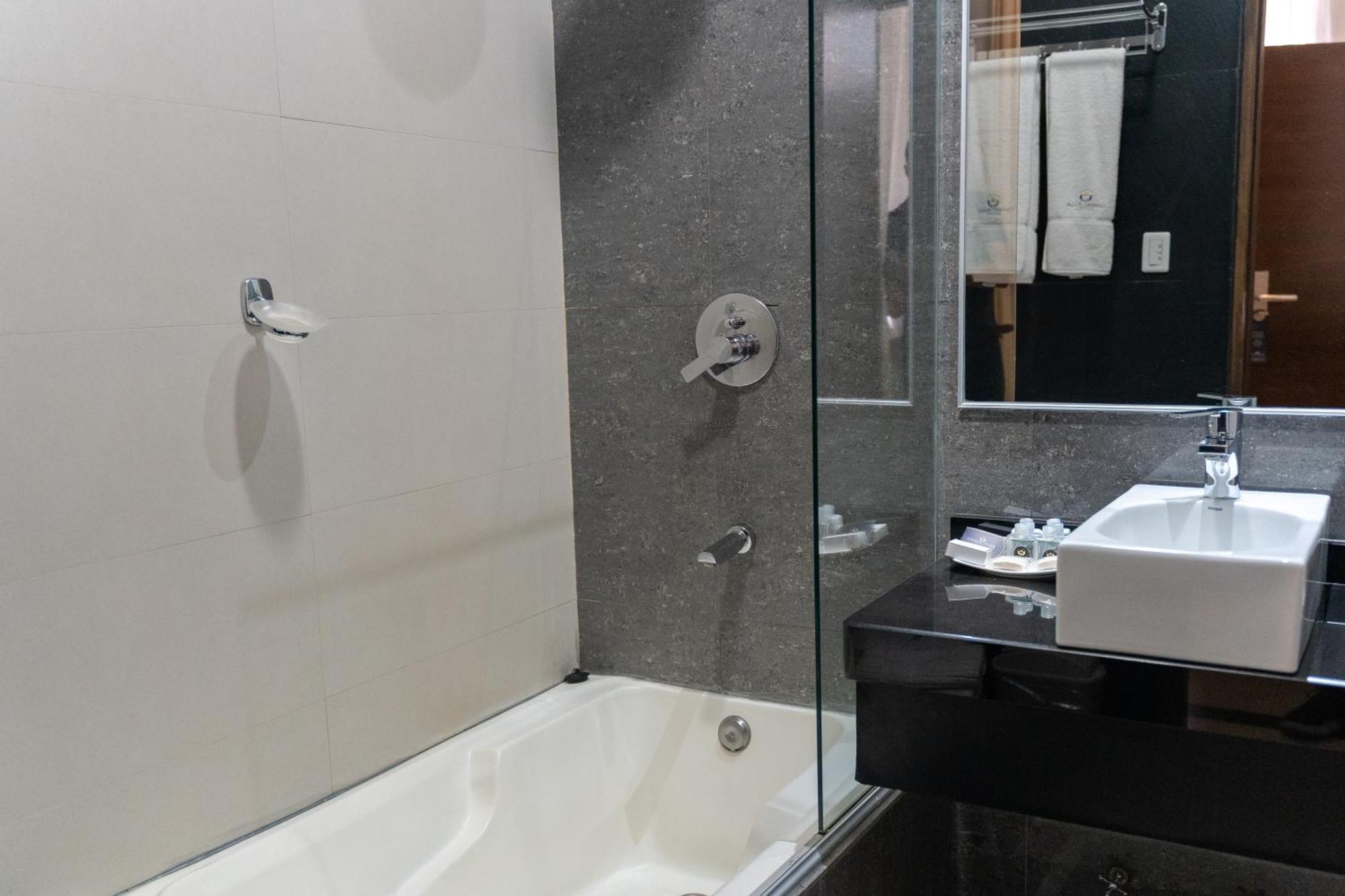 Camino Plaza Hotel Кочабамба Екстериор снимка